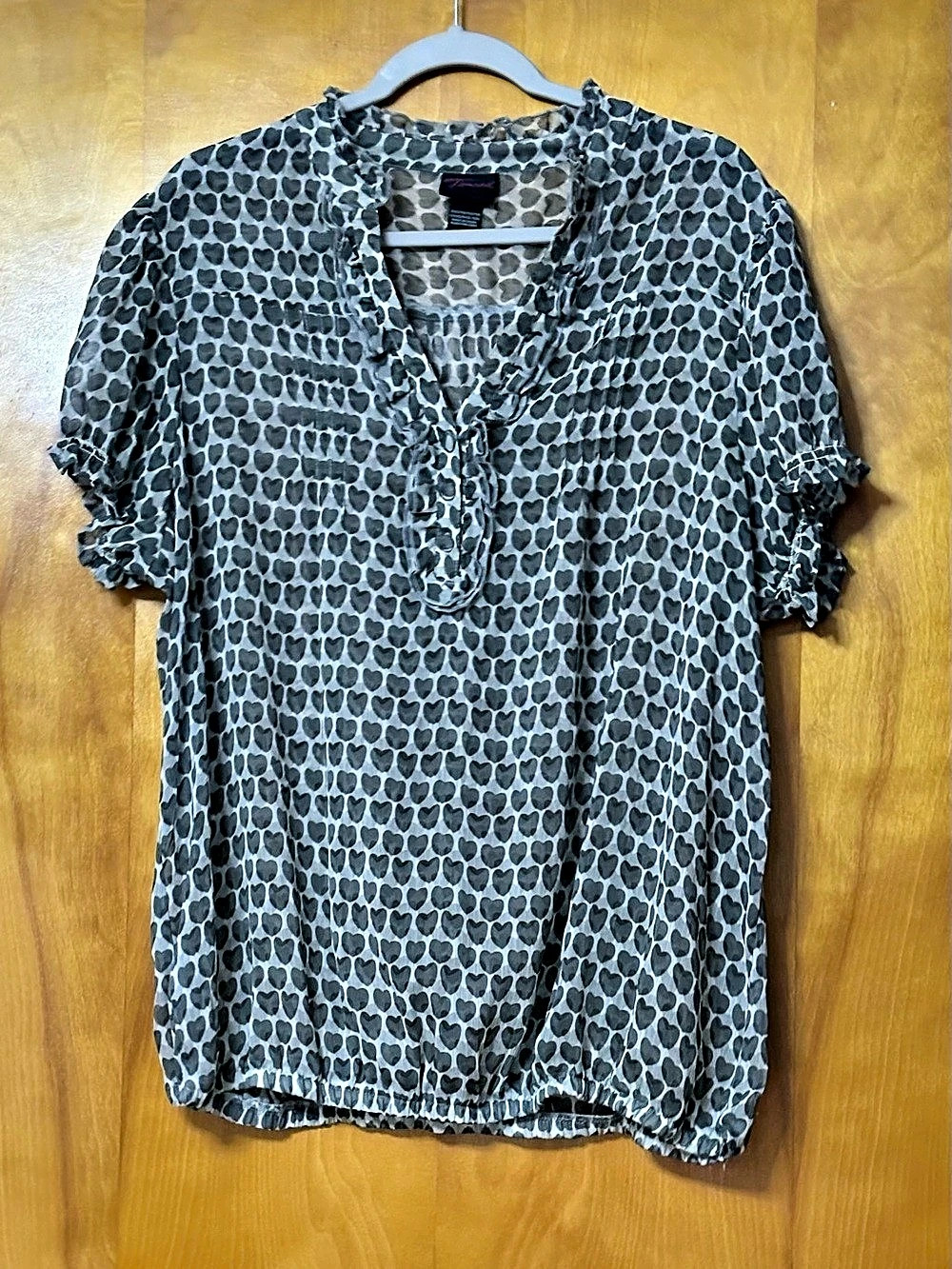 Torrid Heart Print Blouse in Gray Size 2 Like New